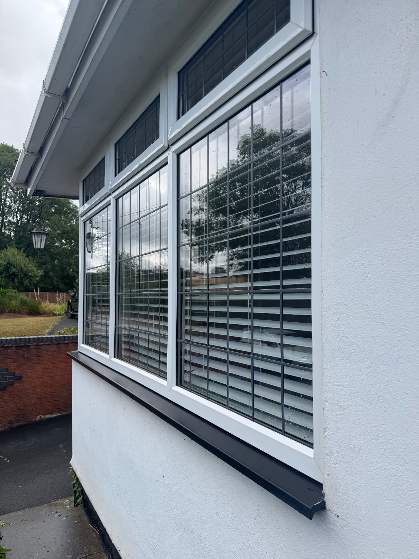 Bay window, frames and sills — after cleaning